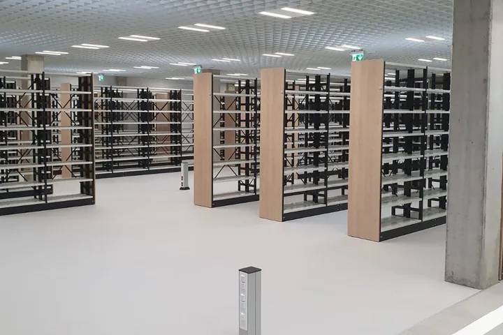 Bibliotheekstellingen in een modern interieur