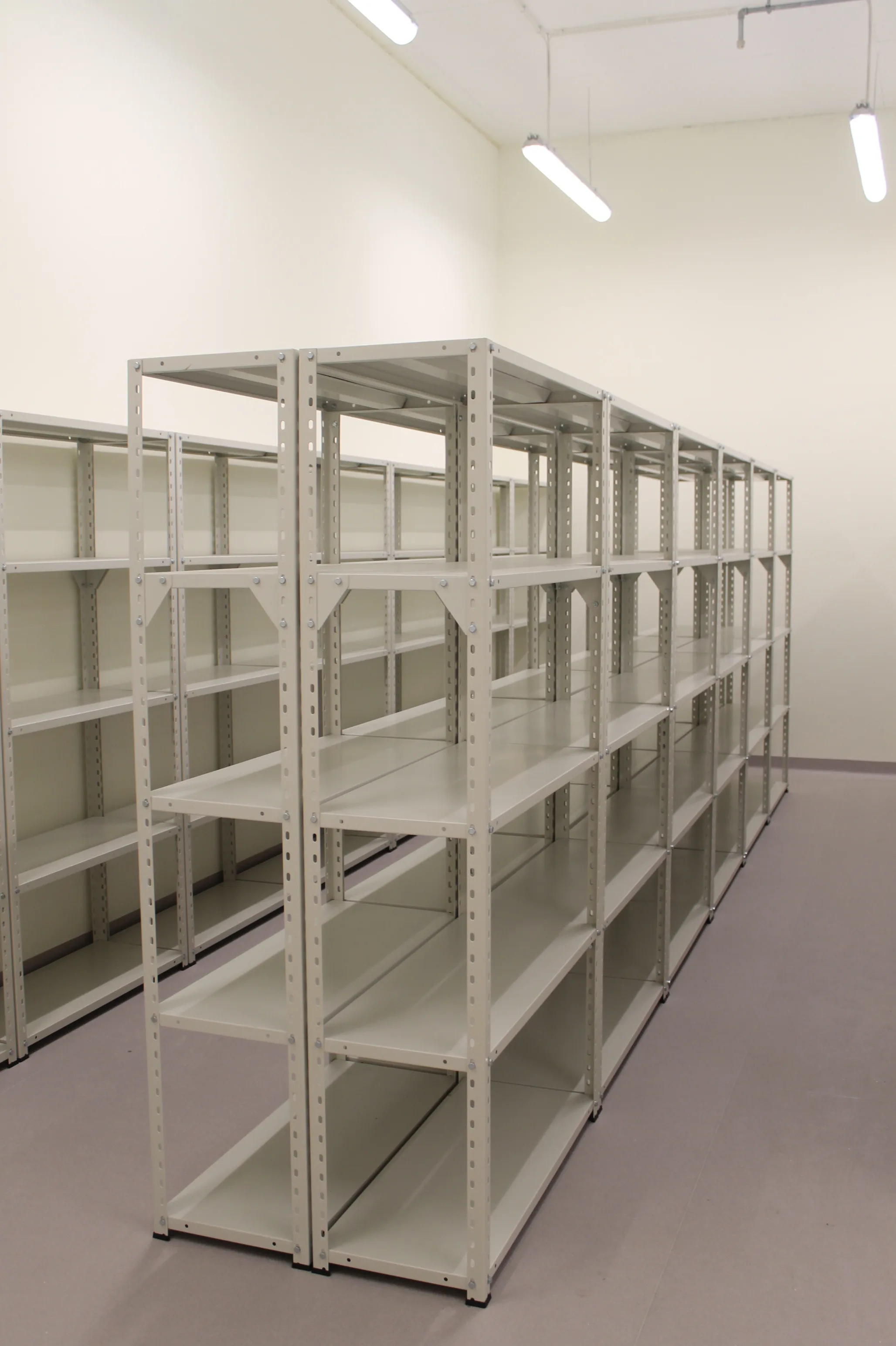 Metalen magazijnstellingen in een ruimte