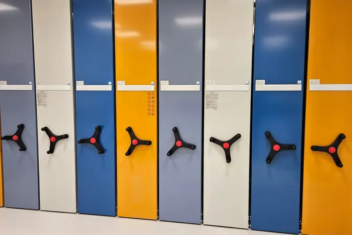 Verrijdbare stellingen met gekleurde metalen fronten