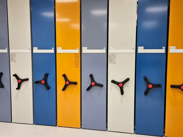 Gekleurde fronten van verrijdbare stellingen