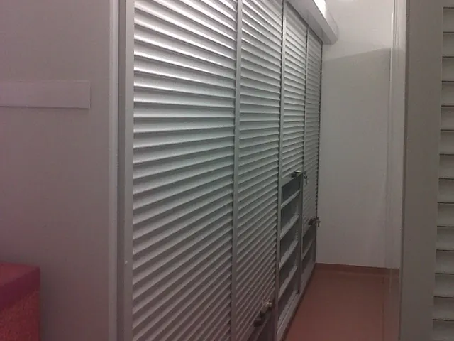 Hoge archiefstelling met rolluik
