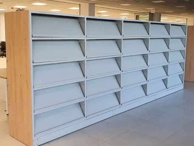Lage bibliotheekstellingen in een licht interieur