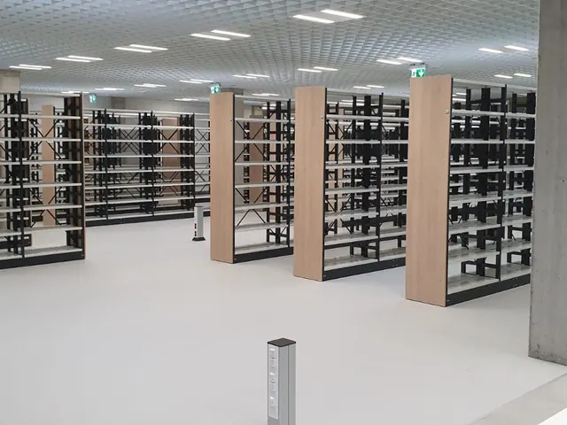 Open ruimte met magazijnstellingen
