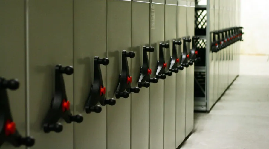 Fabrikant van verplaatsbare rekken, mobiele kasten, metalen magazijn kantoormeubilair, Polen